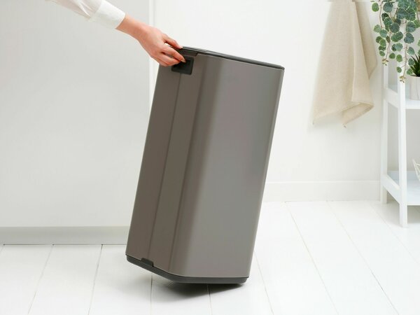 Brabantia Bo Pedal Bin pedálos hulladékgyűjtő szagmentesen záródó Soft-Close fedél, karcsú, négyzetes forma, műanyag tartály, 30L - O méret, acél, platinaszürke - 238161