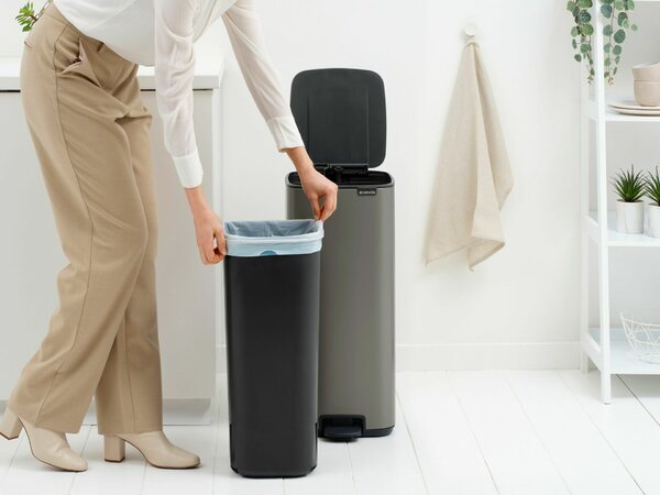 Brabantia Bo Pedal Bin pedálos hulladékgyűjtő szagmentesen záródó Soft-Close fedél, karcsú, négyzetes forma, műanyag tartály, 30L - O méret, acél, platinaszürke - 238161