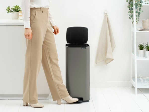 Brabantia Bo Pedal Bin pedálos hulladékgyűjtő szagmentesen záródó Soft-Close fedél, karcsú, négyzetes forma, műanyag tartály, 30L - O méret, acél, platinaszürke - 238161