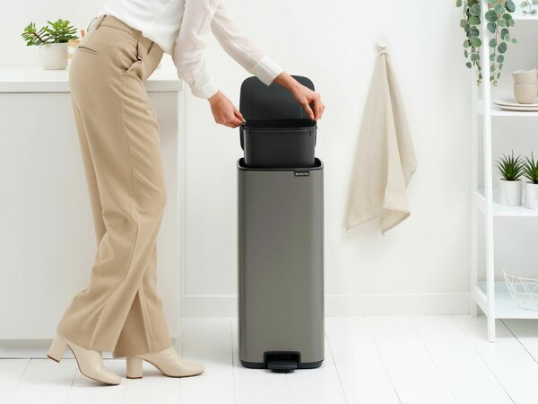 Brabantia Bo Pedal Bin pedálos hulladékgyűjtő szagmentesen záródó Soft-Close fedél, karcsú, négyzetes forma, műanyag tartály, 30L - O méret, acél, platinaszürke - 238161