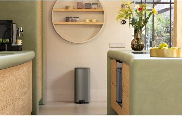 Brabantia Bo Pedal Bin pedálos hulladékgyűjtő szagmentesen záródó Soft-Close fedél, karcsú, négyzetes forma, műanyag tartály, 30L - O méret, acél, platinaszürke - 238161