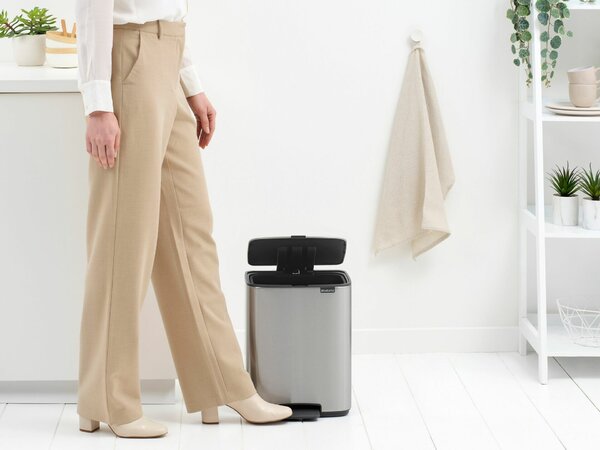 Brabantia Bo Pedal Bin pedálos hulladékgyűjtő szagmentesen záródó Soft-Close fedél, karcsú, négyzetes forma, műanyag tartály, 12L - C méret, r.m. acél, selyem matt ujjlenyomatmentes - 238048