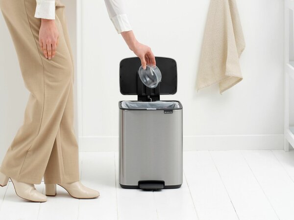 Brabantia Bo Pedal Bin pedálos hulladékgyűjtő szagmentesen záródó Soft-Close fedél, karcsú, négyzetes forma, műanyag tartály, 12L - C méret, r.m. acél, selyem matt ujjlenyomatmentes - 238048