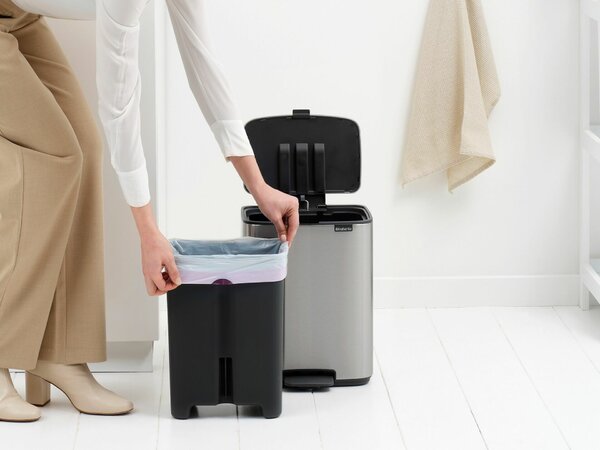 Brabantia Bo Pedal Bin pedálos hulladékgyűjtő szagmentesen záródó Soft-Close fedél, karcsú, négyzetes forma, műanyag tartály, 12L - C méret, r.m. acél, selyem matt ujjlenyomatmentes - 238048