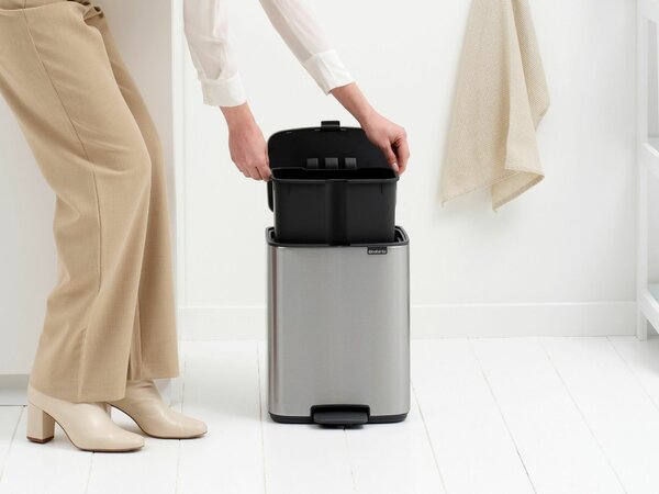 Brabantia Bo Pedal Bin pedálos hulladékgyűjtő szagmentesen záródó Soft-Close fedél, karcsú, négyzetes forma, műanyag tartály, 12L - C méret, r.m. acél, selyem matt ujjlenyomatmentes - 238048