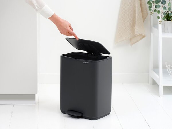 Brabantia Bo Pedal Bin pedálos hulladékgyűjtő szagmentesen záródó Soft-Close fedél, karcsú, négyzetes forma, műanyag tartály, 12L - C méret, acél, határtalan szürke ásványi textúra - 238086