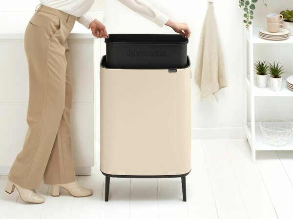Brabantia Bo Touch Bin Hi hulladékgyűjtő Soft-Close fedéllel, magasított, lábakon álló, műanyag tartály, XXL, 60L - M méret, acél, világos bézs - 247941