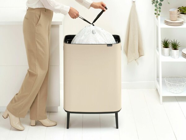 Brabantia Bo Touch Bin Hi hulladékgyűjtő Soft-Close fedéllel, magasított, lábakon álló, műanyag tartály, XXL, 60L - M méret, acél, világos bézs - 247941