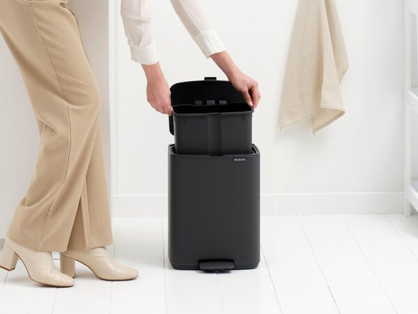 Brabantia Bo Pedal Bin pedálos hulladékgyűjtő szagmentesen záródó Soft-Close fedél, karcsú, négyzetes forma, műanyag tartály, 12L - C méret, acél, határtalan szürke ásványi textúra - 238086