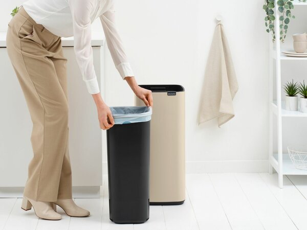 Brabantia Bo Touch Bin nyomófedeles hulladékgyűjtő, karcsú, négyzetes forma, műanyag tartály, 30L - O méret, acél, világos bézs - 238222
