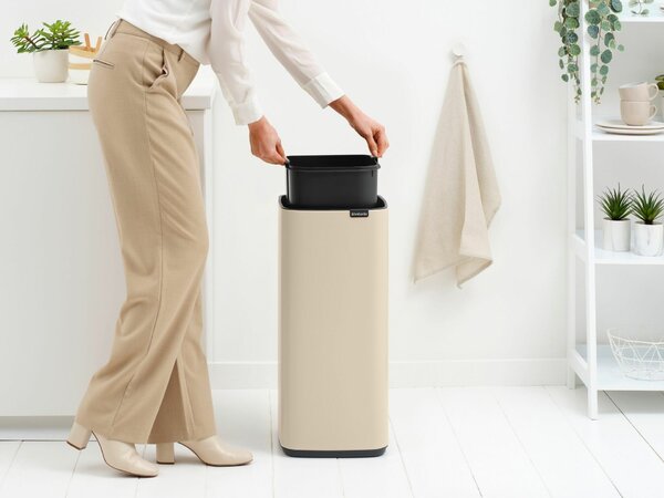 Brabantia Bo Touch Bin nyomófedeles hulladékgyűjtő, karcsú, négyzetes forma, műanyag tartály, 30L - O méret, acél, világos bézs - 238222