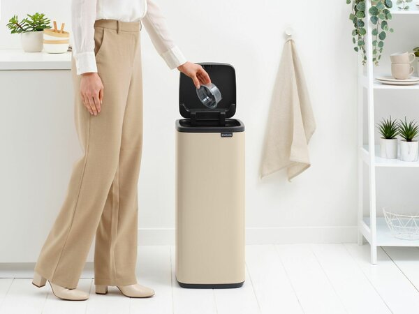 Brabantia Bo Touch Bin nyomófedeles hulladékgyűjtő, karcsú, négyzetes forma, műanyag tartály, 30L - O méret, acél, világos bézs - 238222