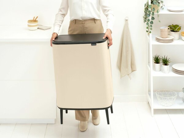 Brabantia Bo Touch Bin Hi hulladékgyűjtő Soft-Close fedéllel, magasított, lábakon álló, műanyag tartály, XXL, 60L - M méret, acél, világos bézs - 247941