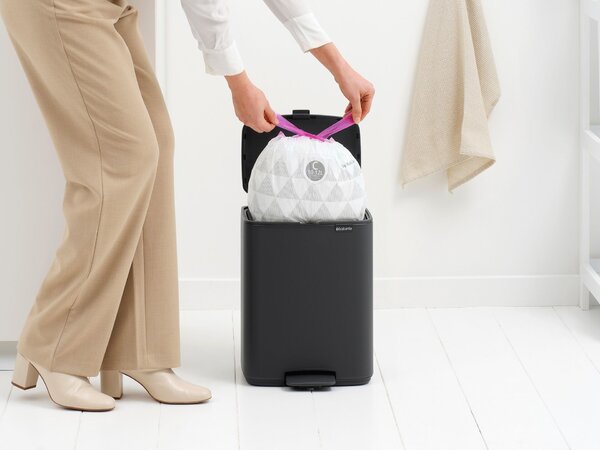Brabantia Bo Pedal Bin pedálos hulladékgyűjtő szagmentesen záródó Soft-Close fedél, karcsú, négyzetes forma, műanyag tartály, 12L - C méret, acél, határtalan szürke ásványi textúra - 238086