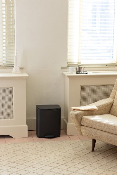 Brabantia Bo Pedal Bin pedálos hulladékgyűjtő szagmentesen záródó Soft-Close fedél, karcsú, négyzetes forma, műanyag tartály, 12L - C méret, acél, határtalan szürke ásványi textúra - 238086