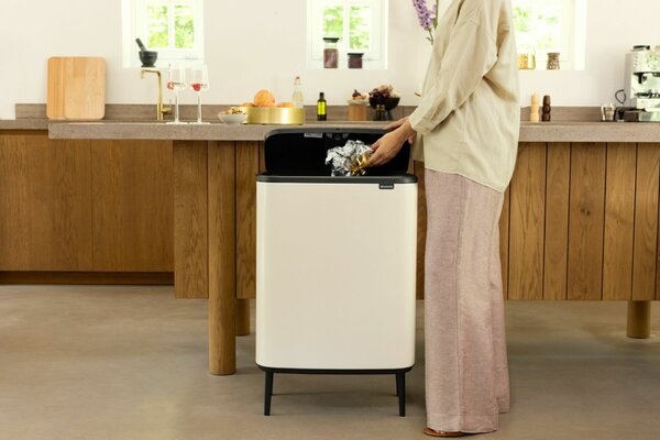 Brabantia Bo Touch Bin Hi hulladékgyűjtő Soft-Close fedéllel, magasított, lábakon álló, műanyag tartály, XXL, 60L - M méret, acél, világos bézs - 247941