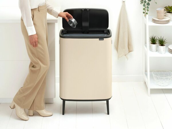 Brabantia Bo Touch Bin Hi hulladékgyűjtő Soft-Close fedéllel, magasított, lábakon álló, műanyag tartály, XXL, 60L - M méret, acél, világos bézs - 247941