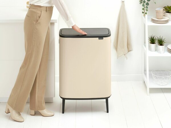 Brabantia Bo Touch Bin Hi hulladékgyűjtő Soft-Close fedéllel, magasított, lábakon álló, műanyag tartály, XXL, 60L - M méret, acél, világos bézs - 247941