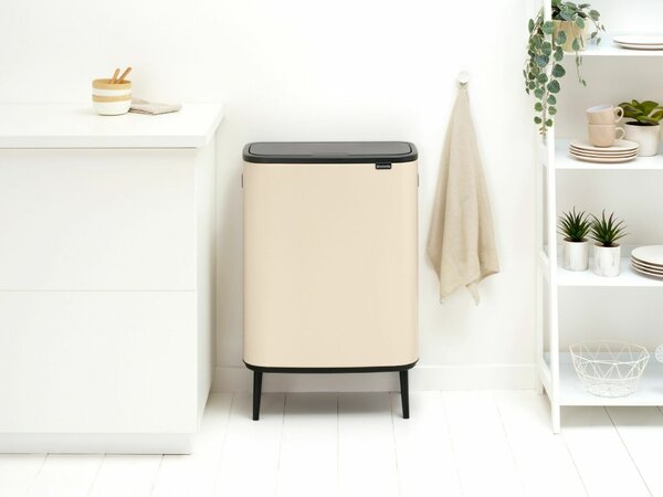 Brabantia Bo Touch Bin Hi hulladékgyűjtő Soft-Close fedéllel, magasított, lábakon álló, műanyag tartály, XXL, 60L - M méret, acél, világos bézs - 247941