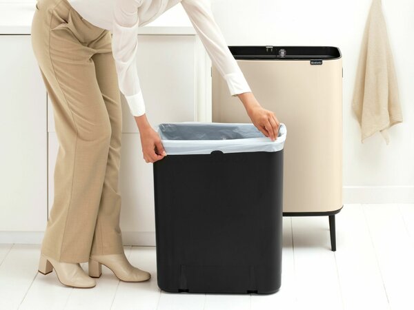 Brabantia Bo Touch Bin Hi hulladékgyűjtő Soft-Close fedéllel, magasított, lábakon álló, műanyag tartály, XXL, 60L - M méret, acél, világos bézs - 247941