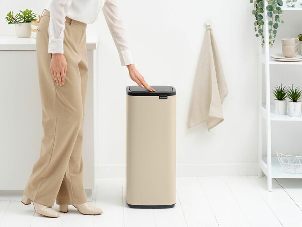 Brabantia Bo Touch Bin nyomófedeles hulladékgyűjtő, karcsú, négyzetes forma, műanyag tartály, 30L - O méret, acél, világos bézs - 238222