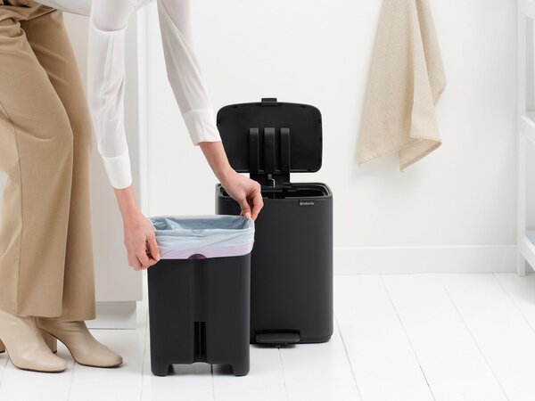 Brabantia Bo Pedal Bin pedálos hulladékgyűjtő szagmentesen záródó Soft-Close fedél, karcsú, négyzetes forma, műanyag tartály, 12L - C méret, acél, határtalan szürke ásványi textúra - 238086