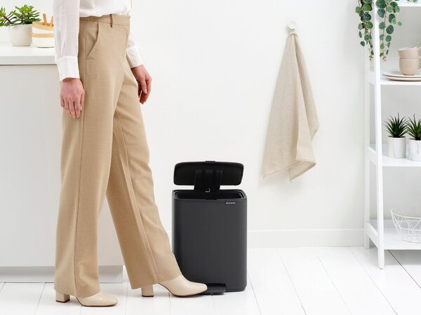 Brabantia Bo Pedal Bin pedálos hulladékgyűjtő szagmentesen záródó Soft-Close fedél, karcsú, négyzetes forma, műanyag tartály, 12L - C méret, acél, határtalan szürke ásványi textúra - 238086