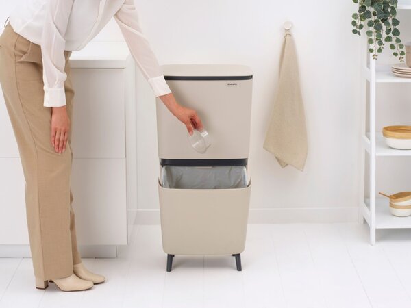 BRABANTIA SortUp Recycle Bin Hi 2 szintes szelektív hulladékgyűjtő torony lábakon felhajtható fedéllel 20+25L műanyag világos bézs 275005 BR275005