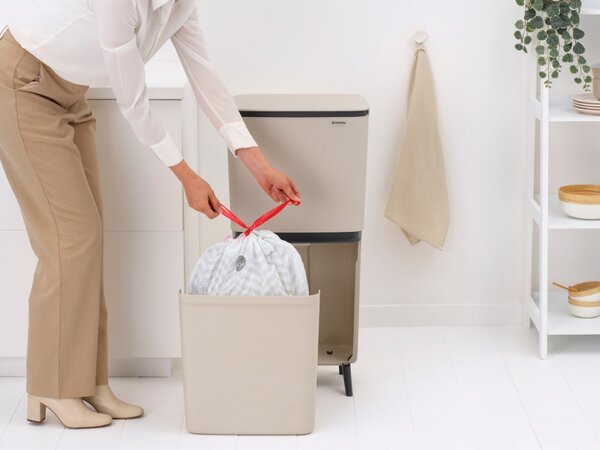 BRABANTIA SortUp Recycle Bin Hi 2 szintes szelektív hulladékgyűjtő torony lábakon felhajtható fedéllel 20+25L műanyag világos bézs 275005 BR275005