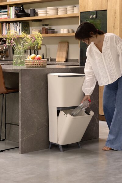BRABANTIA SortUp Recycle Bin Hi 2 szintes szelektív hulladékgyűjtő torony lábakon felhajtható fedéllel 20+25L műanyag világos bézs 275005 BR275005