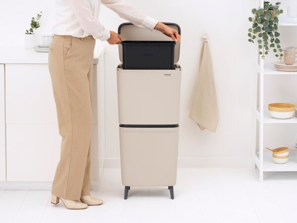 BRABANTIA SortUp Recycle Bin Hi 2 szintes szelektív hulladékgyűjtő torony lábakon felhajtható fedéllel 20+25L műanyag világos bézs 275005 BR275005