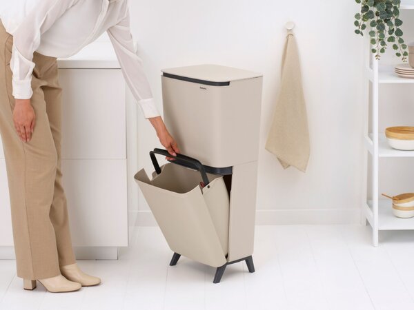 BRABANTIA SortUp Recycle Bin Hi 2 szintes szelektív hulladékgyűjtő torony lábakon felhajtható fedéllel 20+25L műanyag világos bézs 275005 BR275005