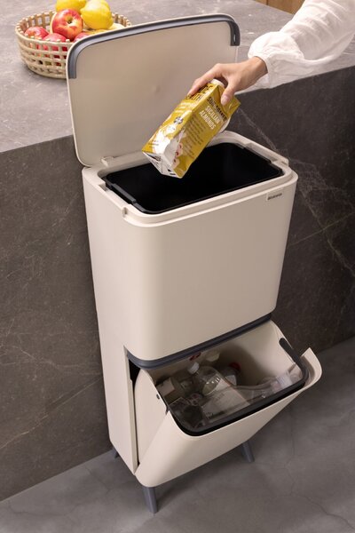 BRABANTIA SortUp Recycle Bin Hi 2 szintes szelektív hulladékgyűjtő torony lábakon felhajtható fedéllel 20+25L műanyag világos bézs 275005 BR275005