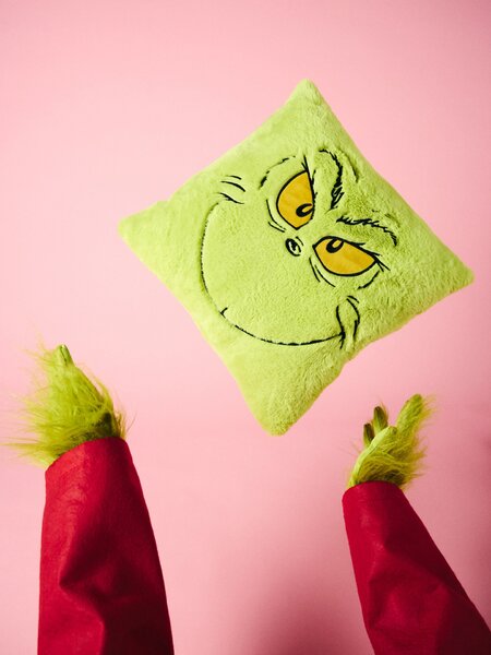 Sinsay - Műszőrme dekoratív párna karácsonyi mintával Grinch - zöldessárga
