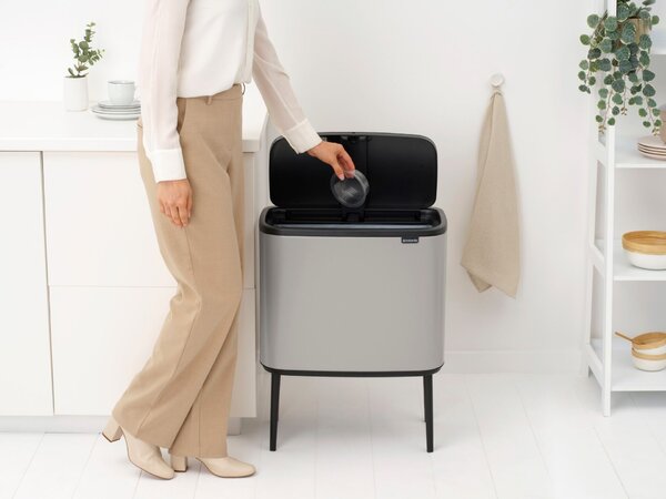 Brabantia Bo Touch Bin nyomófedeles hulladékgyűjtő, magasított, lábakon álló, műanyag tartály, 36L - R méret, acél, hamvasszürke - 254987