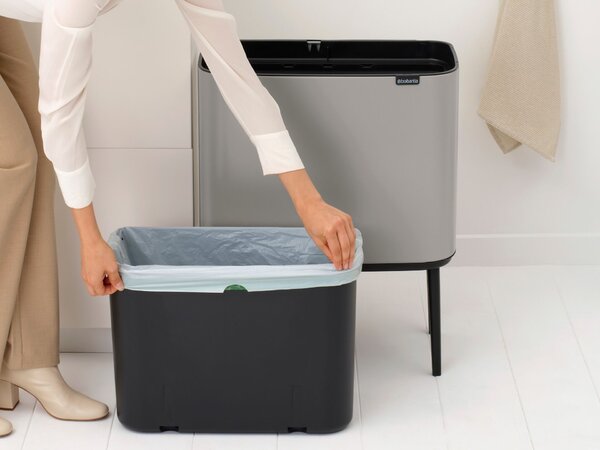Brabantia Bo Touch Bin nyomófedeles hulladékgyűjtő, magasított, lábakon álló, műanyag tartály, 36L - R méret, acél, hamvasszürke - 254987