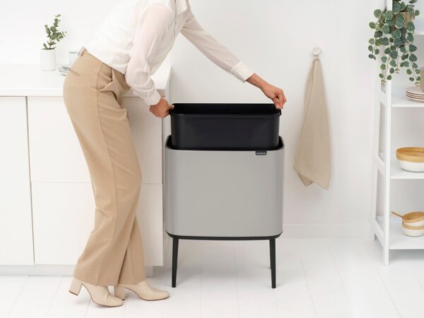 Brabantia Bo Touch Bin nyomófedeles hulladékgyűjtő, magasított, lábakon álló, műanyag tartály, 36L - R méret, acél, hamvasszürke - 254987