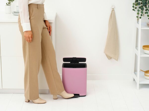 Brabantia Bo Pedal Bin pedálos hulladékgyűjtő szagmentesen záródó Soft-Close fedél, karcsú, négyzetes forma, műanyag tartály, 12L - C méret, acél, rózsaszín-lila - 255380