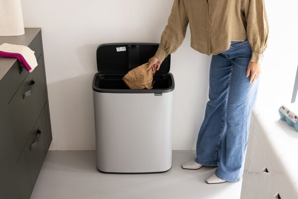Brabantia Bo Touch Bin nyomófedeles hulladékgyűjtő XXL, padlón álló, műanyag tartály, 60L - M méret, acél, hamvasszürke - 255106