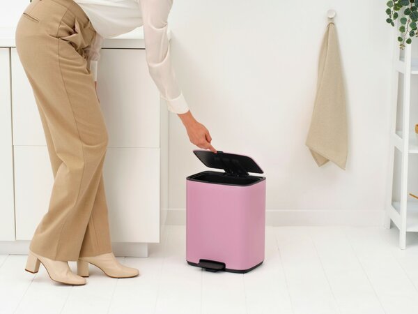 Brabantia Bo Pedal Bin pedálos hulladékgyűjtő szagmentesen záródó Soft-Close fedél, karcsú, négyzetes forma, műanyag tartály, 12L - C méret, acél, rózsaszín-lila - 255380