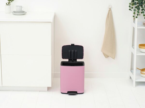 Brabantia Bo Pedal Bin pedálos hulladékgyűjtő szagmentesen záródó Soft-Close fedél, karcsú, négyzetes forma, műanyag tartály, 12L - C méret, acél, rózsaszín-lila - 255380