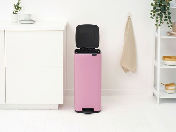 Brabantia Bo Pedal Bin pedálos hulladékgyűjtő szagmentesen záródó Soft-Close fedél, karcsú, négyzetes forma, műanyag tartály, 30L - O méret, acél, rózsaszín-lila - 255403
