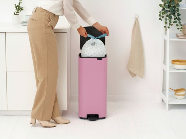Brabantia Bo Pedal Bin pedálos hulladékgyűjtő szagmentesen záródó Soft-Close fedél, karcsú, négyzetes forma, műanyag tartály, 30L - O méret, acél, rózsaszín-lila - 255403