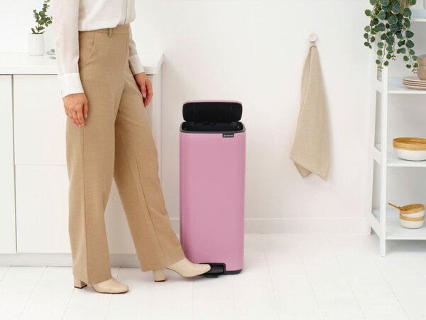 Brabantia Bo Pedal Bin pedálos hulladékgyűjtő szagmentesen záródó Soft-Close fedél, karcsú, négyzetes forma, műanyag tartály, 30L - O méret, acél, rózsaszín-lila - 255403