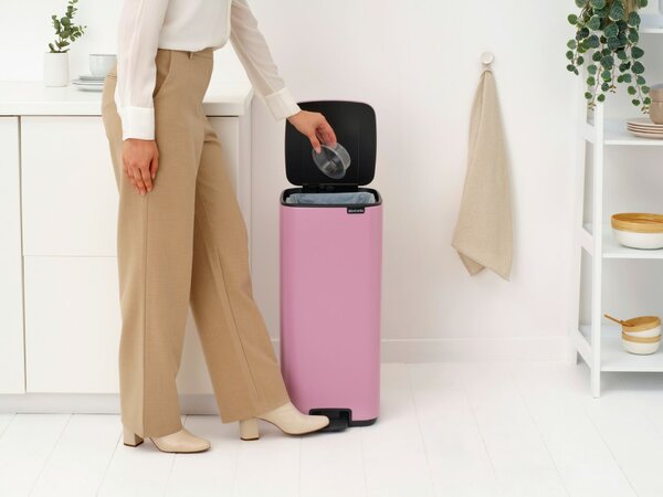 Brabantia Bo Pedal Bin pedálos hulladékgyűjtő szagmentesen záródó Soft-Close fedél, karcsú, négyzetes forma, műanyag tartály, 30L - O méret, acél, rózsaszín-lila - 255403