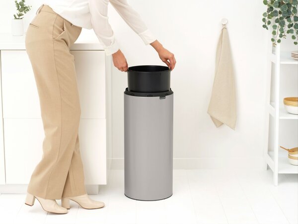 Brabantia Touch Bin New Soft-Touch nyomófedeles hulladékgyűjtő belső tartállyal, kerek, 30L - G méret, acél, hamvasszürke - 254963