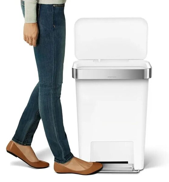 Simplehuman pedálos szemeteskuka, 45 literes kapacitás, rozsdamentes acél pedál, zsáktároló rekesz, soft-close fedél, belső nyílás a cserezsákoknak, rozsdamentes acél test, minimalista design