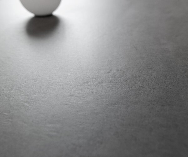 DELIFE Dohányzóasztal Edge hajóformájú 140x80 cm kerámia beton szürke Salto fém fekete