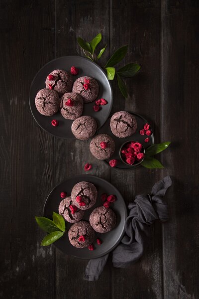 Művészeti fotózás Raspberry chocolate crinkle cookies, Diana Popescu, (26.7 x 40 cm)