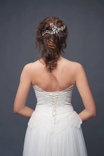 Művészeti fotózás Bridal fashion. Brunette bride view from the back., different_nata, (26.7 x 40 cm)